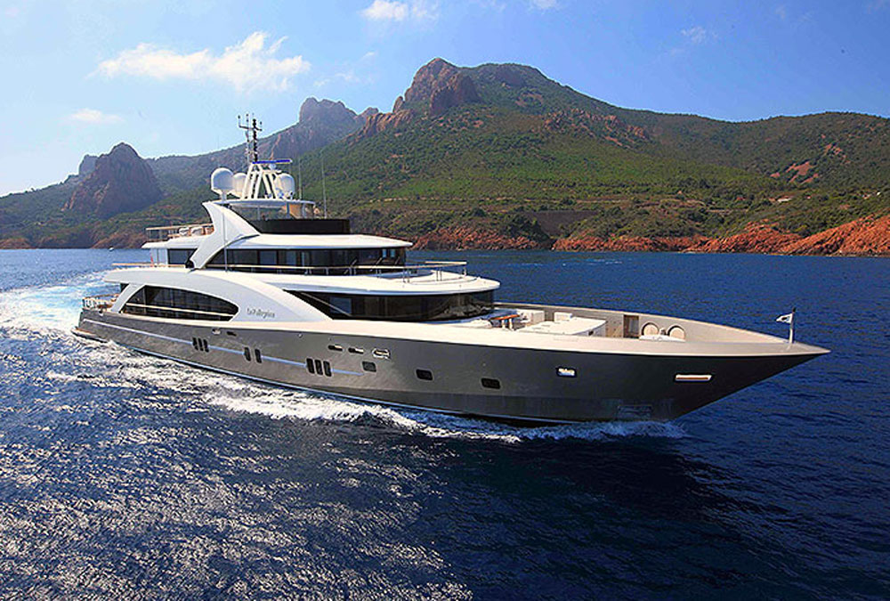 PRIVATE YACHT
